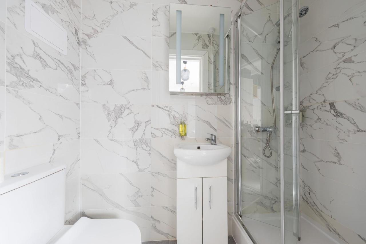 Lovely Private Room And Shower At Anson Hotel Londra Exterior foto